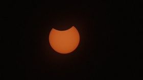 VIDEO Eclipsa de soare, vizibilă și din România. Oamenii o vor putea vedea sâmbătă